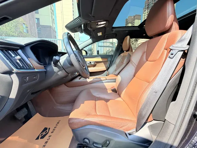 Volvo Volvo S90 2022 B5 Momentum Luxury Edition — Фото автомобиля 4