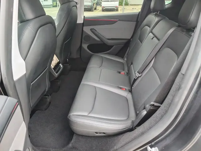 Tesla Model Y — Фото автомобиля 8