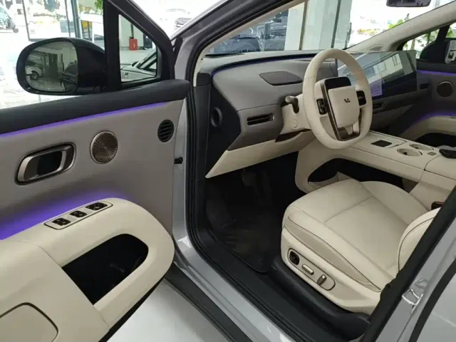 Li Auto i8 — Фото автомобиля 15