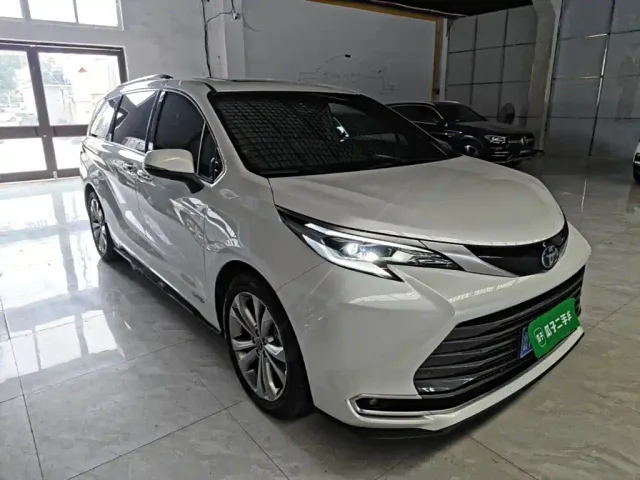 Toyota Sienna — Фото автомобиля 3