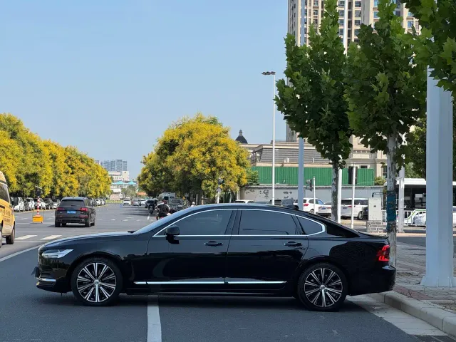 Volvo S90 — Фото автомобиля 3
