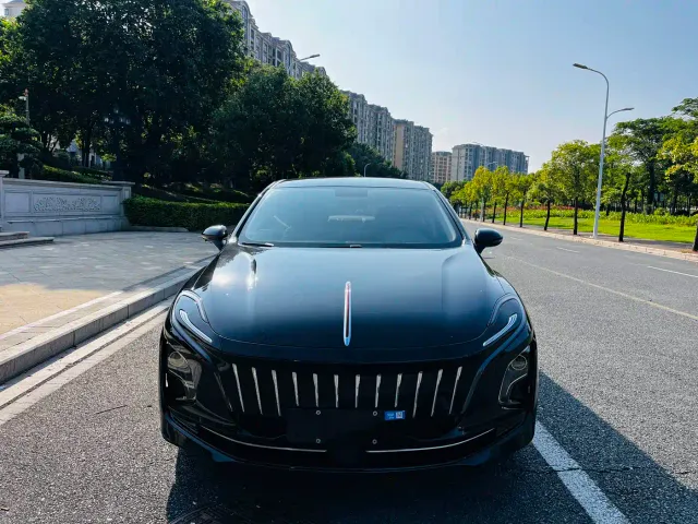 Hongqi E-QM5 — Фото автомобиля 2