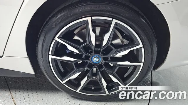 BMW i4 — Фото автомобиля 6