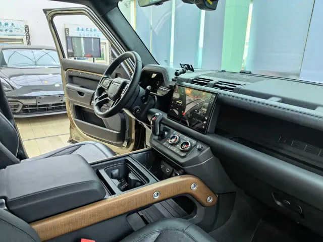 Land Rover Defender — Фото автомобиля 7