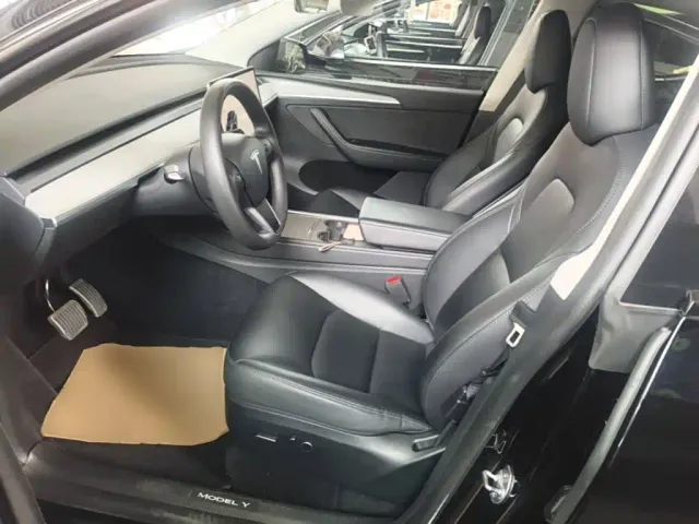 Tesla Model Y — Фото автомобиля 14