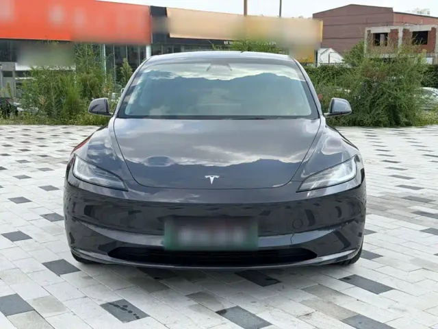 Tesla Model 3 — Фото автомобиля 2