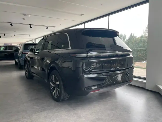 Li Auto L8 — Фото автомобиля 15