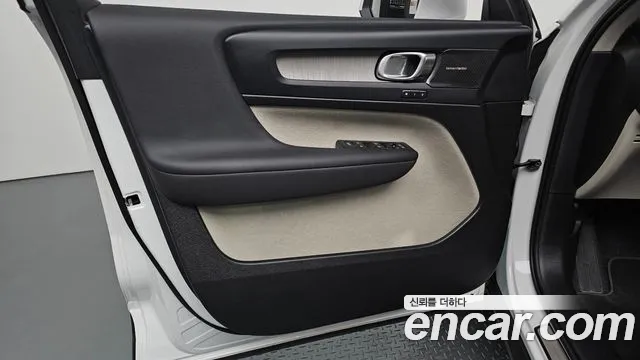 Volvo XC40 — Фото автомобиля 13
