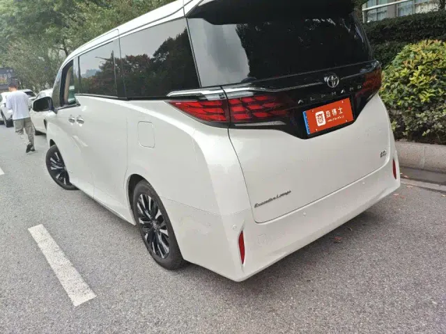 Toyota Alphard — Фото автомобиля 5