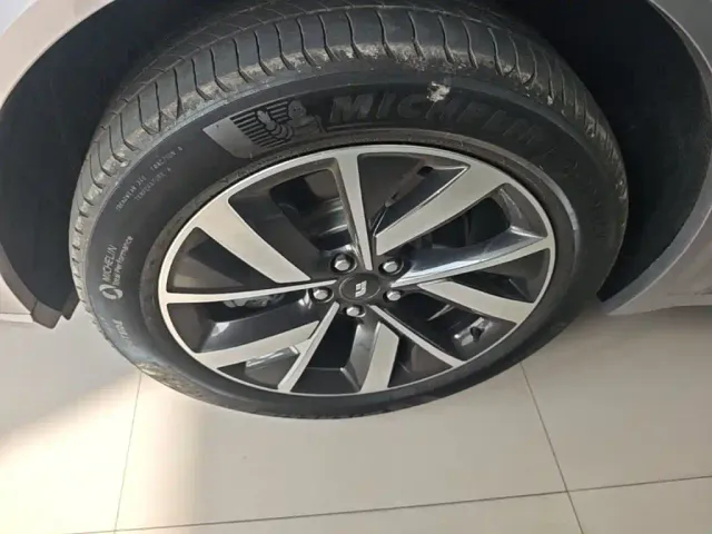 Li Auto L8 — Фото автомобиля 22