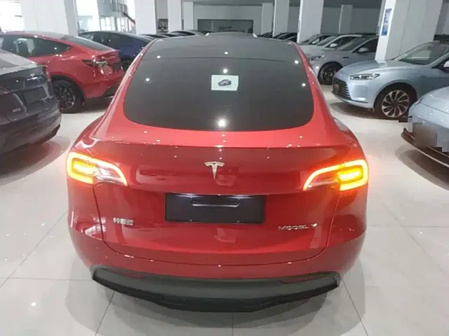 Tesla Model Y — Фото автомобиля 5