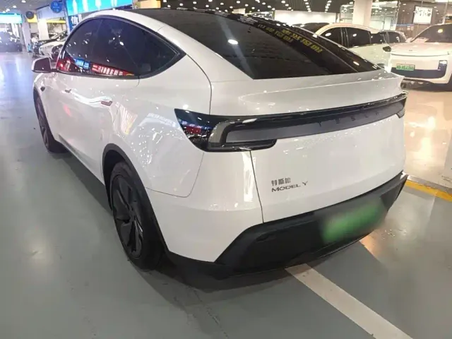 Tesla Model Y — Фото автомобиля 4