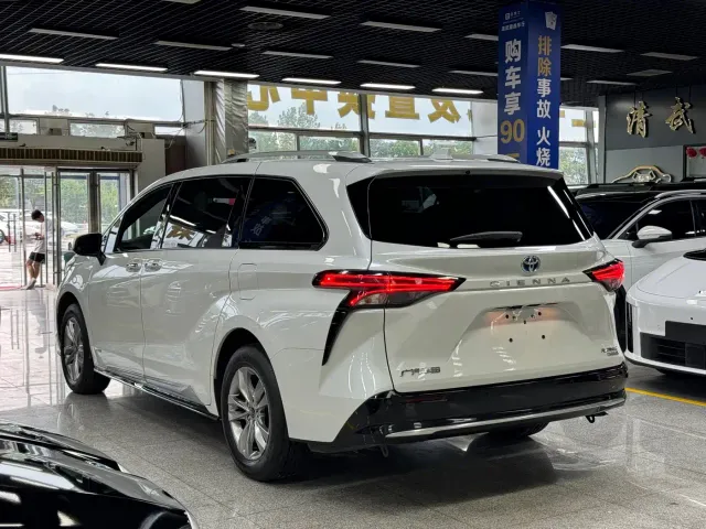 Toyota Sienna — Фото автомобиля 13