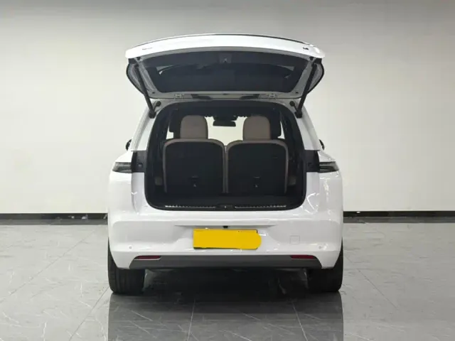 Li Auto L8 — Фото автомобиля 4