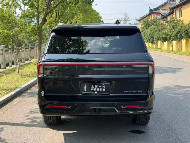 Lincoln Navigator — Фото автомобиля 5
