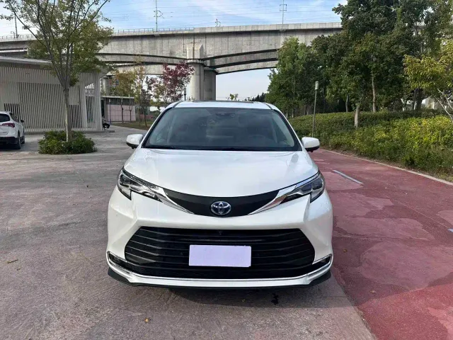 Toyota Sienna — Фото автомобиля 3