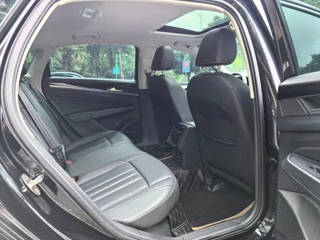 Volkswagen Passat — Фото автомобиля 13