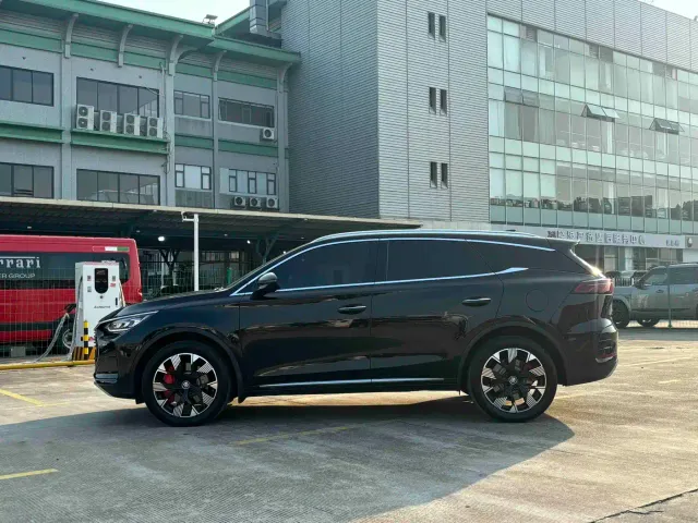 BYD Tang — Фото автомобиля 4