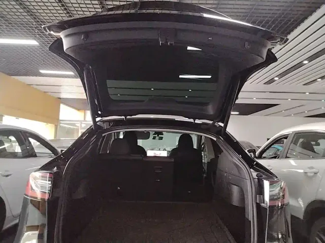 Tesla Model Y — Фото автомобиля 18