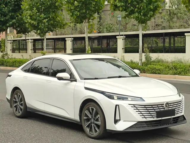 Changan Eado — Фото автомобиля 3