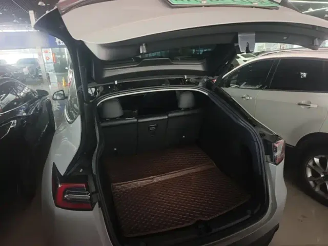 Tesla Model Y — Фото автомобиля 9