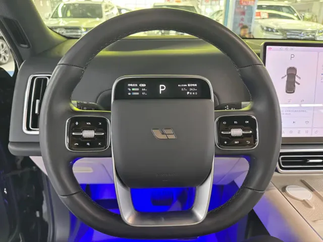 Li Auto L8 — Фото автомобиля 12