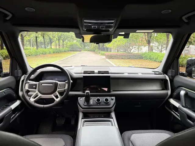 Land Rover Defender — Фото автомобиля 10