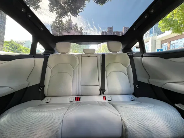 Xiaomi SU7 — Фото автомобиля 8