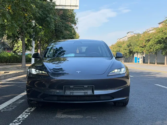 Tesla Model 3 — Фото автомобиля 2