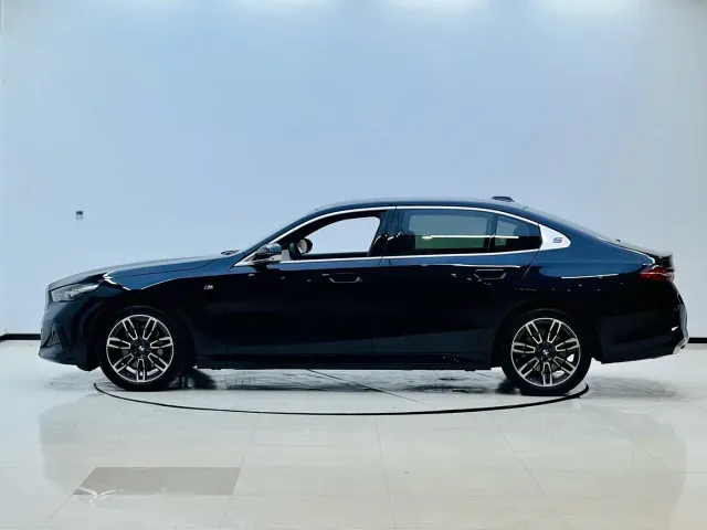 BMW 5 Series — Фото автомобиля 3