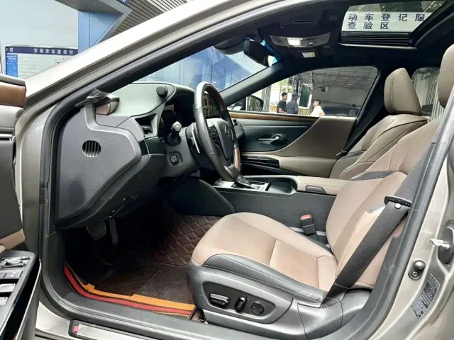 Lexus ES — Фото автомобиля 4
