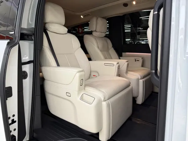 Li Auto MEGA — Фото автомобиля 17