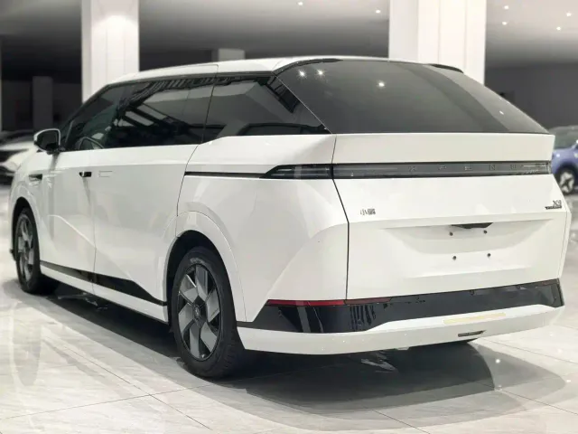 Xpeng X9 — Фото автомобиля 4