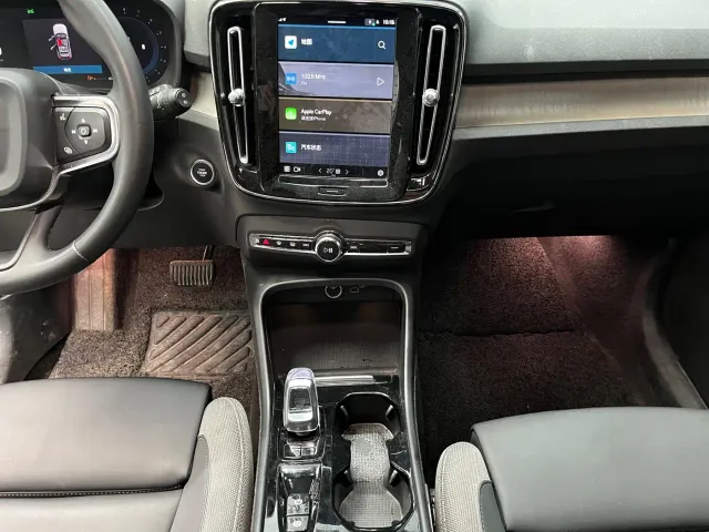 Volvo XC40 — Фото автомобиля 11