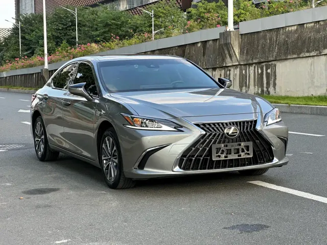 Lexus ES — Фото автомобиля 3