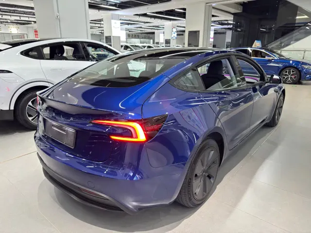 Tesla Model 3 — Фото автомобиля 4
