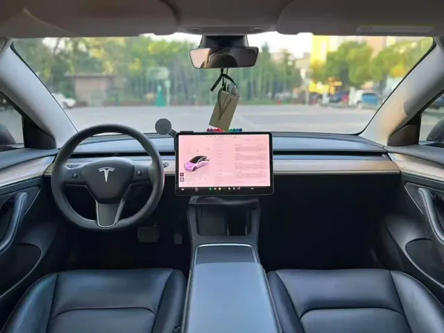 Tesla Model 3 — Фото автомобиля 5