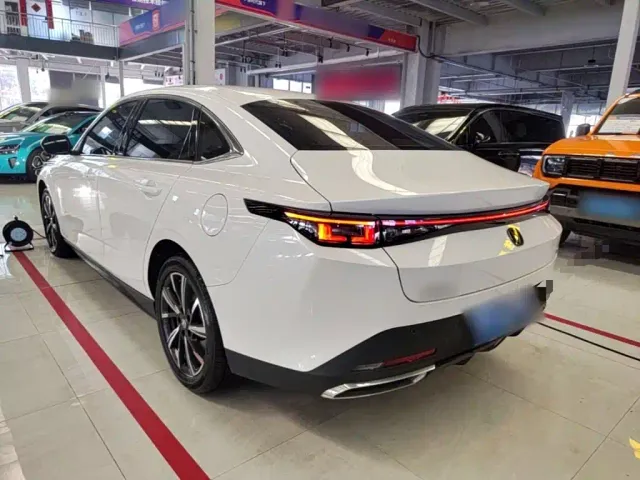 Changan Eado — Фото автомобиля 4