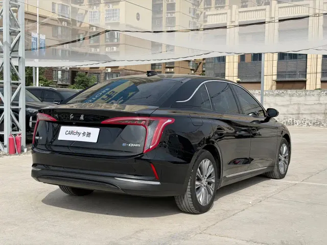 Hongqi E-QM5 — Фото автомобиля 4