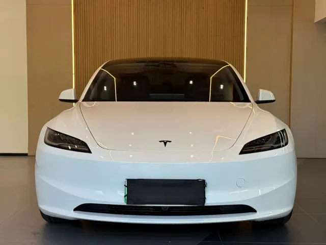 Tesla Model 3 — Фото автомобиля 2