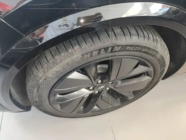 Li Auto L8 — Фото автомобиля 22
