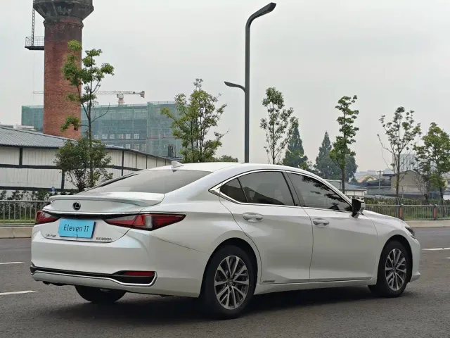 Lexus ES — Фото автомобиля 4
