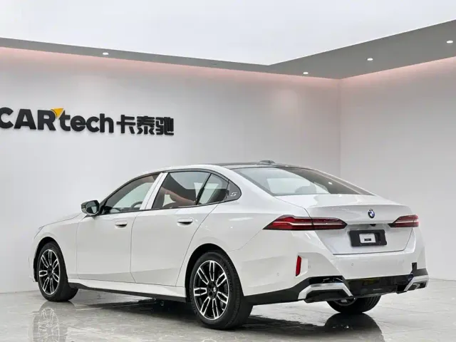 BMW 5 Series — Фото автомобиля 3
