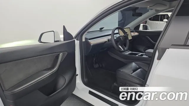 Tesla Model Y — Фото автомобиля 10