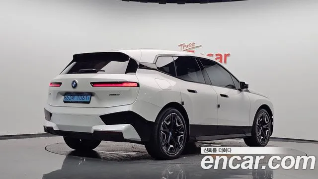 BMW iX — Фото автомобиля 2