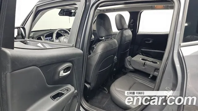 Jeep Renegade — Фото автомобиля 22