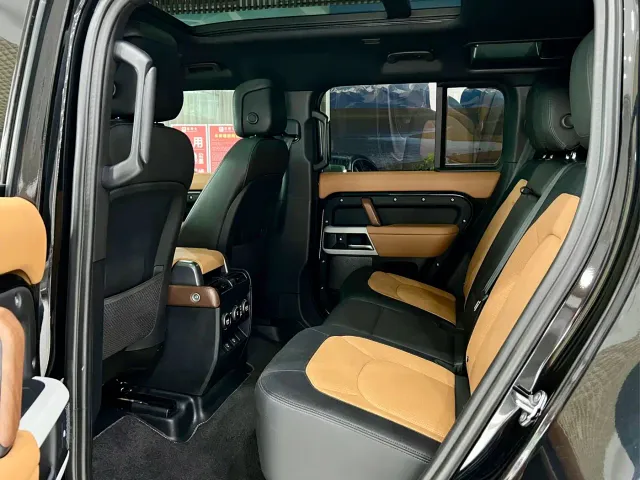 Land Rover Defender — Фото автомобиля 10