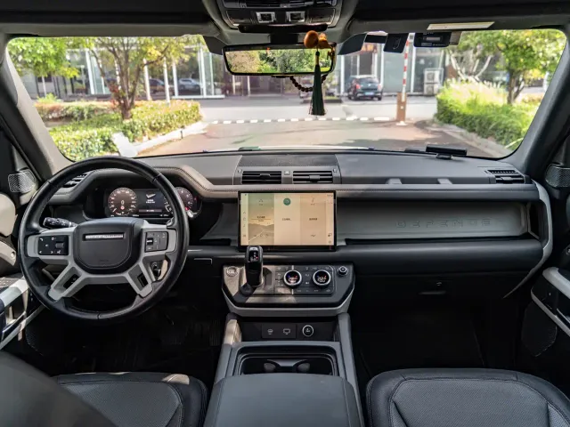 Land Rover Defender — Фото автомобиля 11