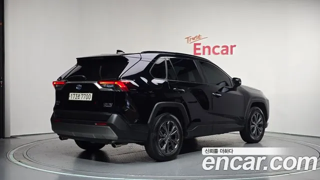 Toyota RAV4 Generation 5 — Фото автомобиля 2