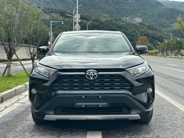 Toyota RAV4 — Фото автомобиля 2